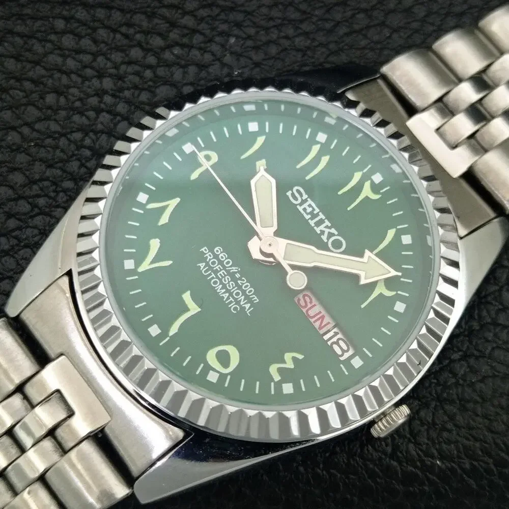 Vintage 1974 Seiko Automatic Mens Silver Watch W/daydate & Green accents